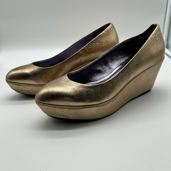 Ladies Size 10 Gold Pumps, beautiful shoes, never worn, had surgery on my right - Picture 2 of 8